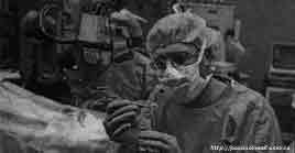 Хирург Королевского военного госпиталя в Саутгемптоне (Англия) демонстрирует кольцевидный имплантат, извлеченный из предплечья матроса Сэма Элквинда